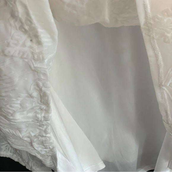 Torrid Flocked Mesh Crew Neck Bell Sleeve Top Size 00 White Blouse NWT - Picture 7 of 10